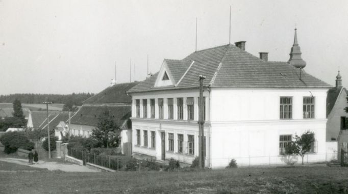 Dobový snímek školy v Babicích.