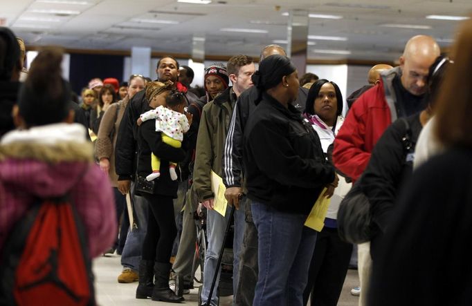 Voters wait in line to cast their ballots at the Franklin County in-person absentee voting location in Columbus, Ohio November 5, 2012. REUTERS/Matt Sullivan (UNITED STATES - Tags: ELECTIONS POLITICS USA PRESIDENTIAL ELECTION) Published: Lis. 5, 2012, 3:54 odp.