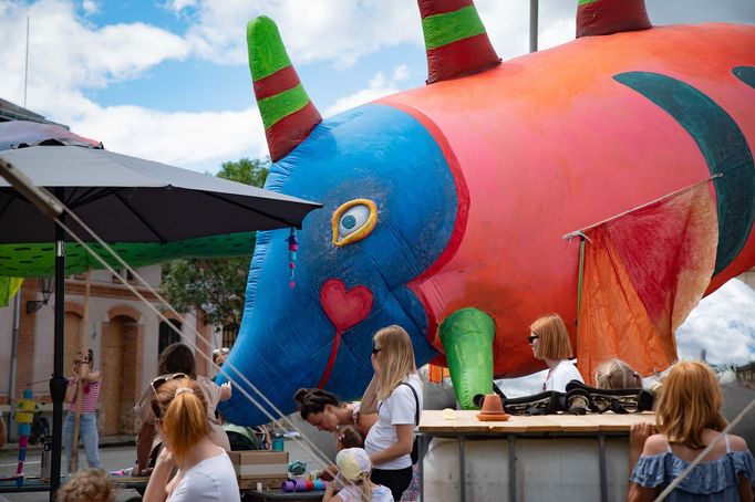 Volné Občasné Sdružení Akrobatů (V.O.S.A).