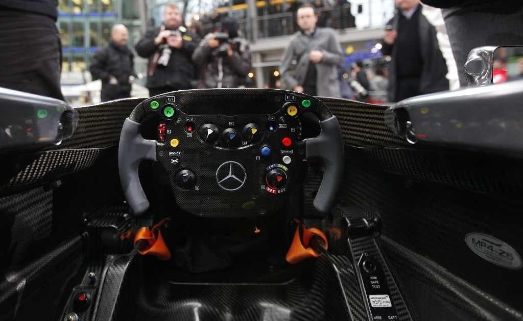 McLaren představil nový MP4-26 (kokpit)