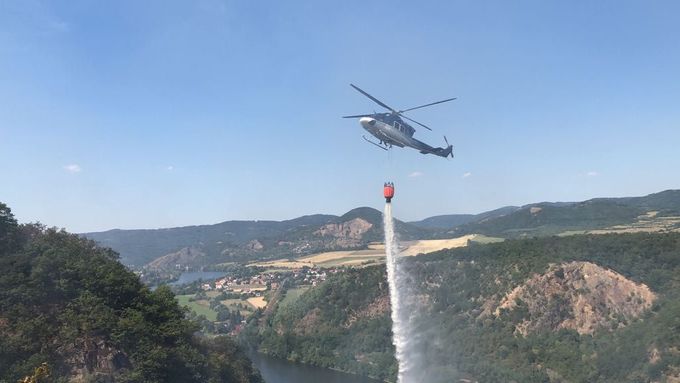 Požár zastavil dopravu na trati mezi Lovosicemi a Ústím. Zasahuje 150 hasičů, pomáhá jim i vrtulník