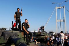 Kdo stál před rokem v pozadí tureckého převratu? Rozhodující byl strach důstojníků z čistek