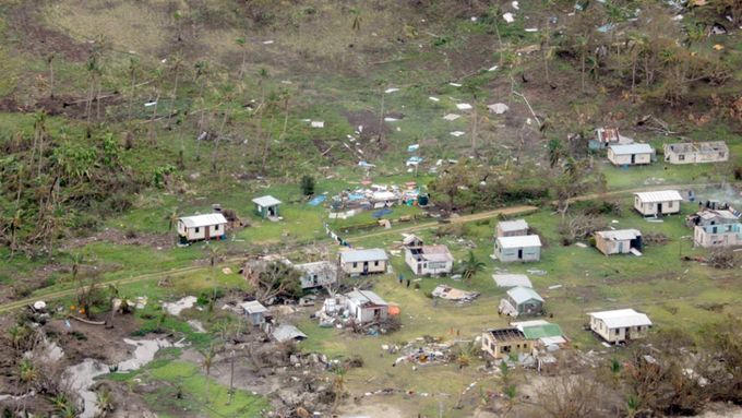 Následky tropické bouře v odlehlých částech Fidži.