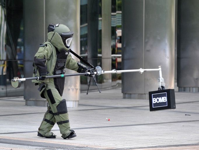 Technik EOD v ochranném obleku odstraňuje maketu bomby během protiteroristického cvičení v Soulu, Jižní Korea, 18. srpna 2010.