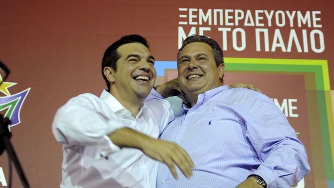 Dál povládneme spolu. Lídři Syrizy a Nezávislých Řeků Alexis Tsipras a Panos Kammenos se radují z volebního vítězství.