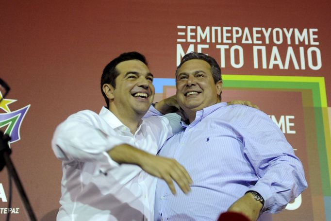 Dál povládneme spolu. Lídři Syrizy a Nezávislých Řeků Alexis Tsipras a Panos Kammenos se radují z volebního vítězství.