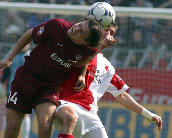 Fotbalista klubu AC Sparta Praha Libor Sionko hlavičkuje proti Rudolfu Skácelovi ze Slávie v utkání Gambrinus ligy.