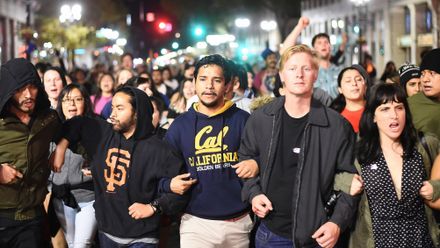 Kalifornie hlásí demonstrace a výtržnosti na protest proti zvolení Trumpa