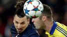 LM, PSG-Chelsea: Zlatan Ibrahimovic (vlevo) - Gary Cahill