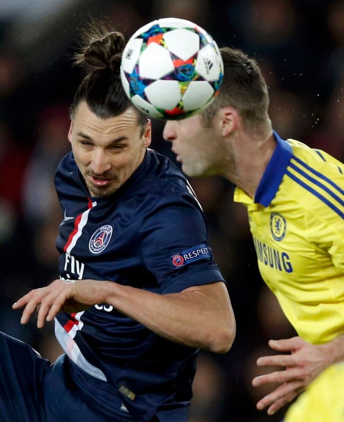 LM, PSG-Chelsea: Zlatan Ibrahimovic (vlevo) - Gary Cahill