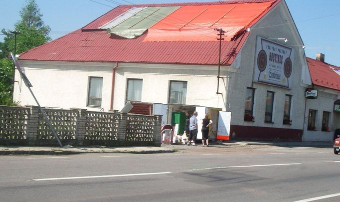 Tornádem povalená zmrzlinárna vedle hostince už zase stojí, dopravní značka má ještě do vzpřímené polohy daleko