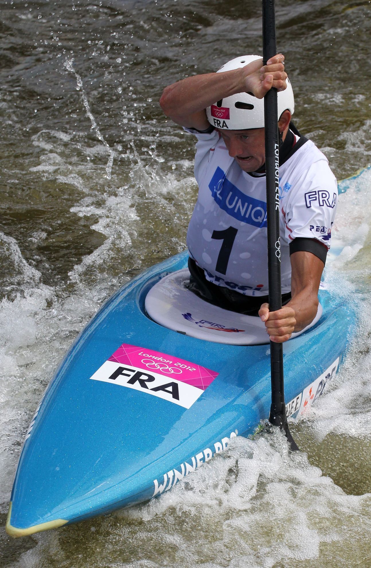 Vodní slalomář Etienne Daille z Francie na Světovém poháru 2012 v pražské Tróji.