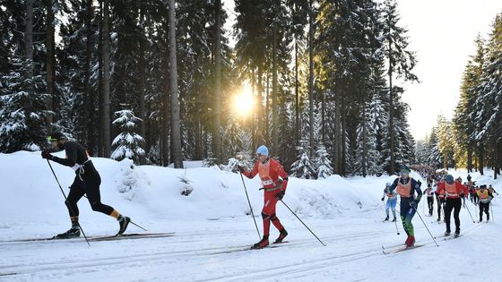 Podmínky jsou letos ideální. Účastníci Jizerské padesátky zaplnili Bedřichov