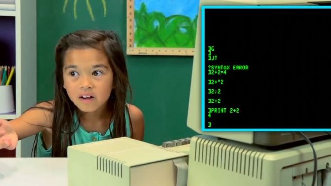 Děti reagují na starý stolní počítač