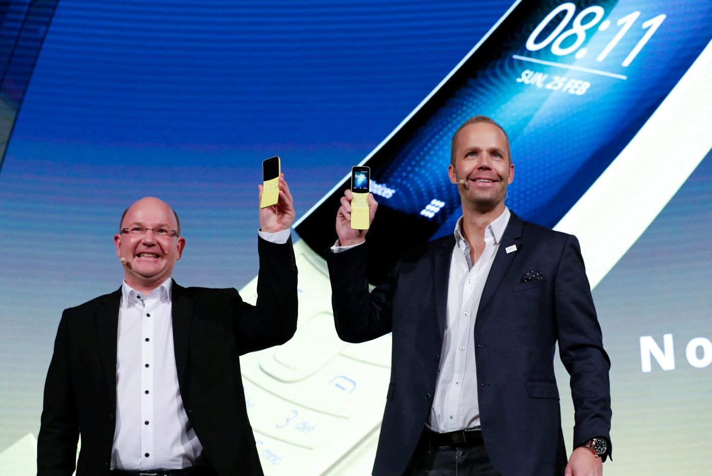 Florian Seiche a Juho Sarvikas představují telefon Nokia 8110