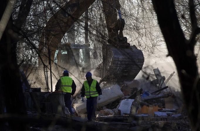 A bulldozer demolishes the home of Agustin Gabarri and Maria Rosario Leston at the Spanish gypsy settlement of Puerta de Hierro outside Madrid February 15, 2012. Fifty-four families have been living in Puerta de Hierro, on the banks of the Manzanares river for over 50 years. Since the summer of 2010, the community has been subject to evictions on the grounds that the dwellings are illegal. Families whose houses have been demolished, move in with relatives whose houses still remain while the debris keeps piling up around them as more demolitions take place. Picture taken February 15, 2012. REUTERS/Susana Vera (SPAIN - Tags: SOCIETY) ATTENTION EDITORS - PICTURE 14 OF 31 FOR PACKAGE 'GYPSY SITE DEMOLISHED' SEARCH 'GYPSY SITE' FOR ALL IMAGES Published: Lis. 5, 2012, 4:11 odp.