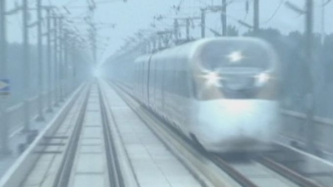 Čína provedla nebývalý test s vysokorychlostními vlaky. Soupravy jedoucí proti sobě se potkali a každá z nich jela 420 kilometrů za hodinu.