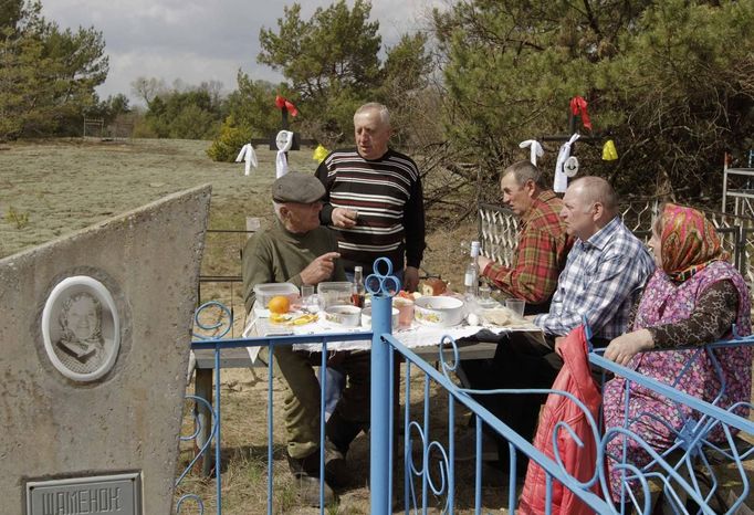 Shamianok talks with former neighbours on eve of "Radunitsa" at a cemetery in abandoned village of Tulgovichi