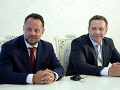 Michael Smelík a Jiří Vojtěchovský (zleva) na jednání v Kyrgyzstánu.