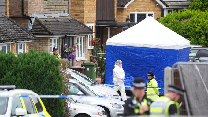 Policie na místě činu v hrabství Hertfordshire, kde útočník zabil děti a manželku známého komentátora BBC.