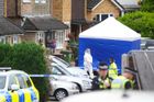 Británie dopadla muže podezřelého z trojnásobné vraždy v rodině komentátora BBC