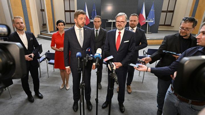 Zvyšme daně firmám. Nepřijatelné, radši dražší vodu. O co se nyní přou vládní strany?; Zdroj foto: ČTK