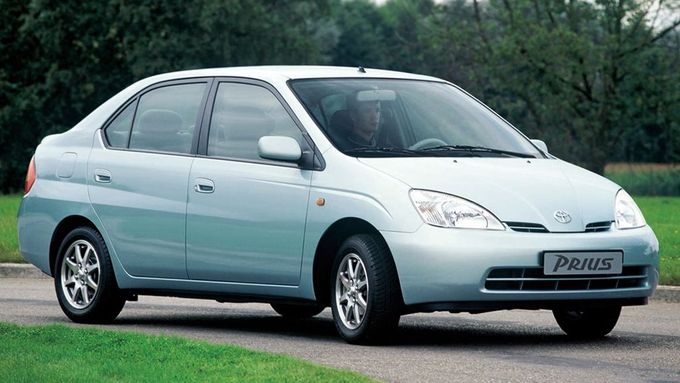 První generace Toyoty Prius se objevila v roce 1997. Facelift (na snímku) přišel o tři roky později.