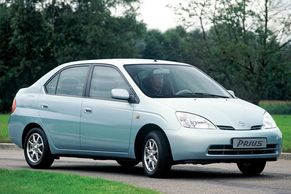 Foto: Toyota Prius slaví dvacetiny. Podívejte se, jak šel čas s revolučním japonským vozem