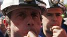 Coal miners blow whistles during a protest against government spending cuts in the mining sector in Madrid May 31, 2012. REUTERS/Sergio Perez (SPAIN - Tags: CIVIL UNREST POLITICS BUSINESS) Published: Kvě. 31, 2012, 1:26 odp.