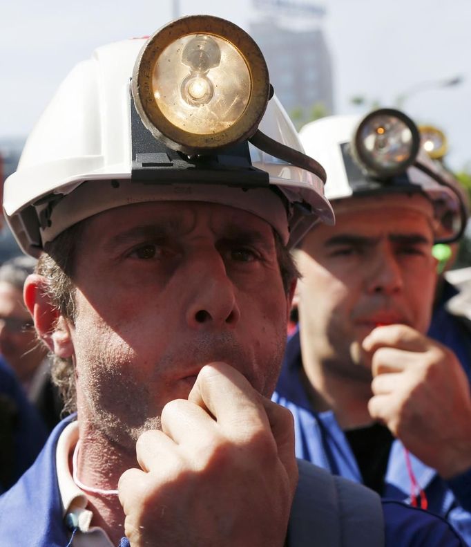 Coal miners blow whistles during a protest against government spending cuts in the mining sector in Madrid May 31, 2012. REUTERS/Sergio Perez (SPAIN - Tags: CIVIL UNREST POLITICS BUSINESS) Published: Kvě. 31, 2012, 1:26 odp.