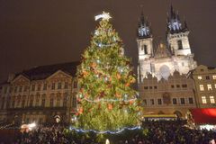 V Praze rozsvítili vánoční strom, lidé pískali