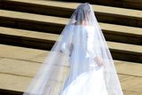 Meghan si na svatbu nakonec oblékla jednoduché bílé šaty od britské návrhářky Clare Waightová Kellerová, která loni začala pracoval pro módní značku Givenchy. Vysoké sázky na značku Ralph & Russo tak nevyšly.