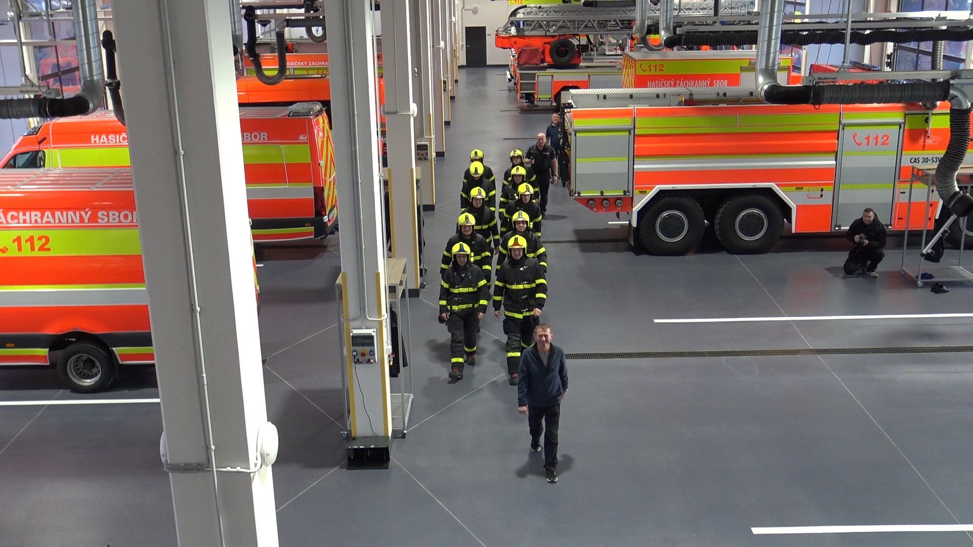 Hasič Vlastimil Kremel z Novojičínska zasahoval během dvaceti let téměř u dvou tisíc výjezdů. Snímky ho zachycují při práci. Nyní je vážně nemocný a přátelé pro něj uspořádali sbírku, aby mu pomohli.