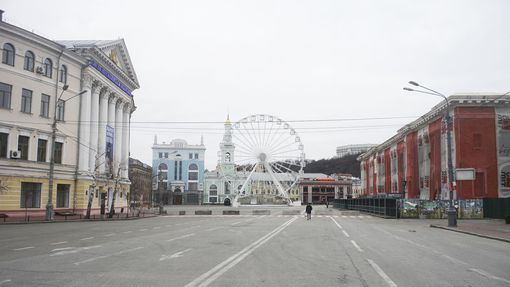 Kyjev se dále vylidňuje, život v ulicích se zastavil. Nastalé ticho přerušují jen poplašné sirény a detonace z kyjevských předměstí. Ukrajina, 6. 3. 2022