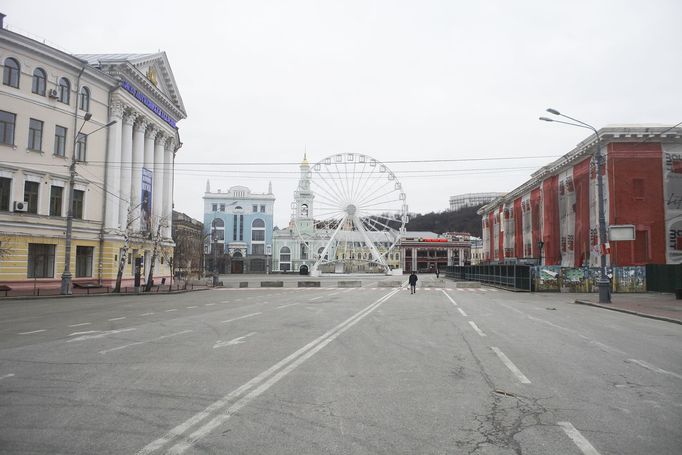 Kyjev se dále vylidňuje, život v ulicích se zastavil. Nastalé ticho přerušují jen poplašné sirény a detonace z kyjevských předměstí. Ukrajina, 6. 3. 2022