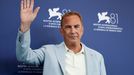 Kevin Costner na benátském festivalu.