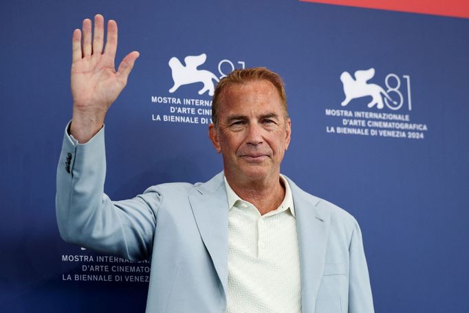 Kevin Costner na benátském festivalu.