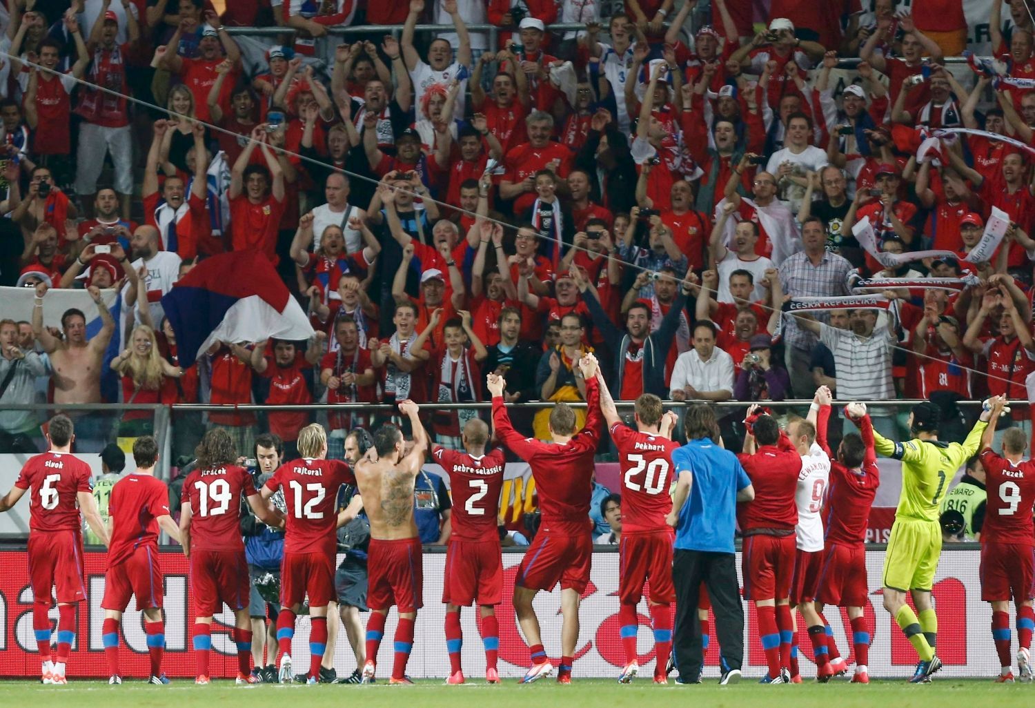 Čeští fotbalisté děkují fanouškům za podporu v utkání skupiny A s Polskem na Euru 2012