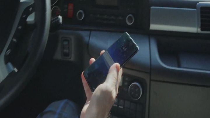 Video: Nepodceňujte vlaky! Železničáři připomínají nehodu, kdy vlak rozpůlil kamion