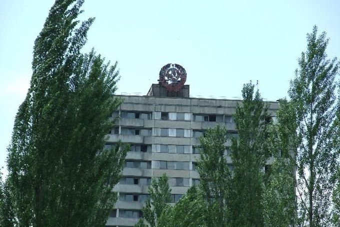 Dojeli jsme do města Pripjať. Až do roku 1986 zde žili spolu se svými rodinami lidé zaměstnaní v jaderné elektrárně Černobyl. Dohromady jich bylo 47 500.