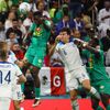 Ismaila Sarr a Harry Maguire v osmifinále MS 2022 Anglie - Senegal