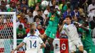 Ismaila Sarr a Harry Maguire v osmifinále MS 2022 Anglie - Senegal