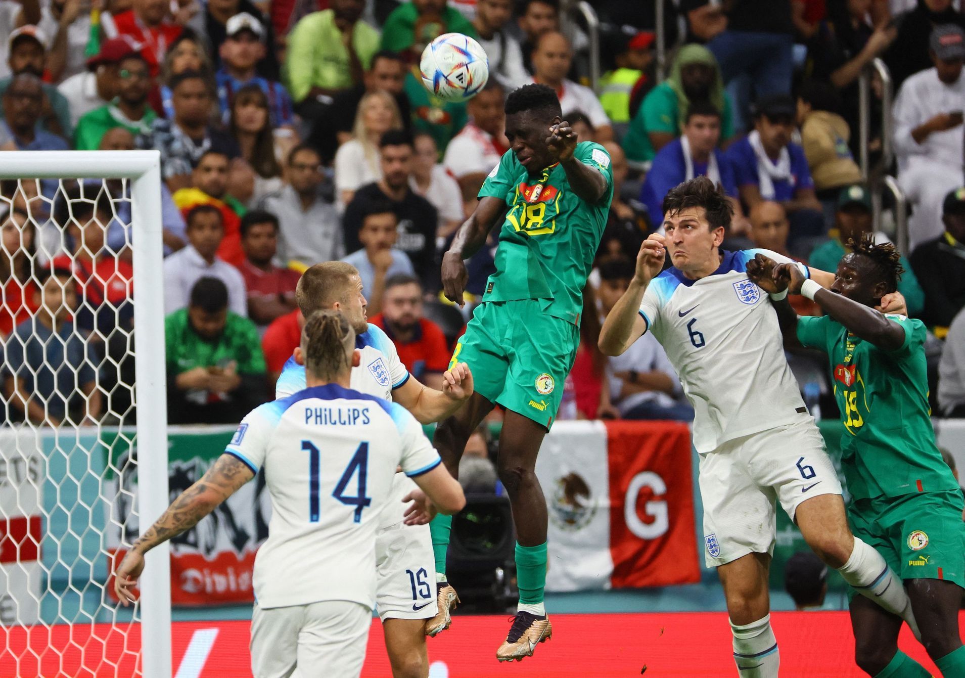 Ismaila Sarr a Harry Maguire v osmifinále MS 2022 Anglie - Senegal