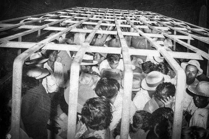 Hromadná deportace mexických migrantů během Operace Wetback, 9. června 1954. Migranti byli přepravováni v nákladních vozech k hranicím USA a Mexika.