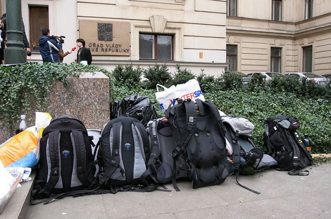 Batohy osmi pořadatelů demonstrace. "Nechceme tuto vládu přehnaně oslavovat, ale chybí nám příslovečná druhá strana mince. Myslíme si, že vláda je svou činností prospěšná České republice a jsou nespravedlivě kritizovány některé její pozitivní reformní kroky," stojí v jejich prohlášení.