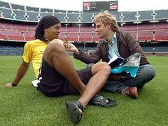 Brazilský fotbalista Ronaldinho (vlevo)při rozhovoru s korespondentem DPA na stadionu Nou Camp v Barceloně.