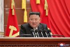 Kult osobnosti Kim Čong-una sílí. Severokorejci nosí odznaky s jeho fotkou