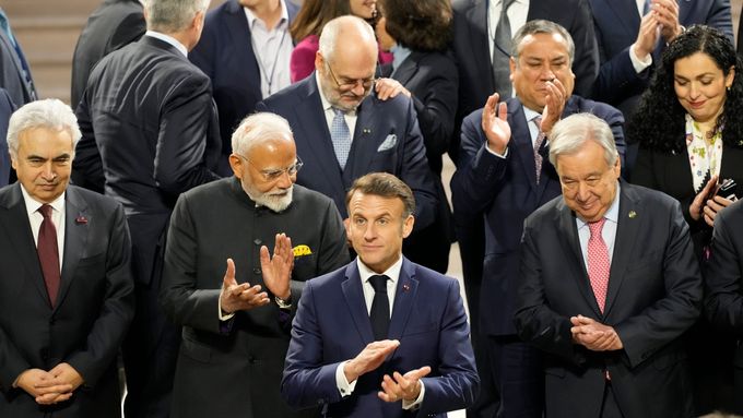 Světoví lídři, mezi nimi například prezident Francie Emmanuel Macron nebo indický premiér Naréndra Módí, na pařížském summitu o umělé inteligenci.
