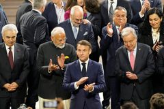 USA a Británie na summitu v Paříži nepodepsaly deklaraci o umělé inteligenci