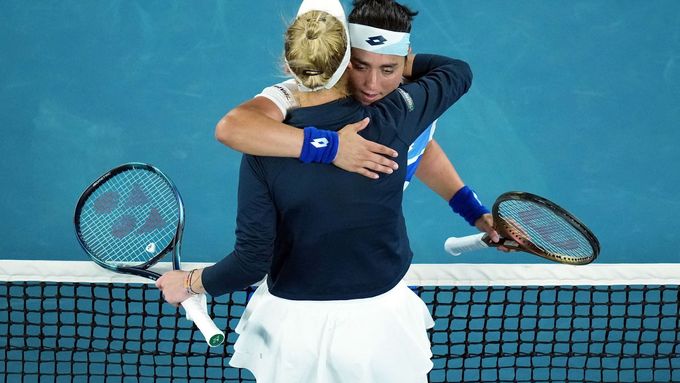 Uns Džábirová a Markéta Vondroušová na Australian Open 2023.